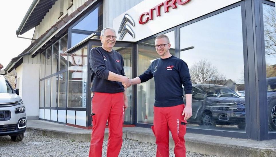 Es ist beschlossene Sache: David Schälchli (li.) übergibt die Garage Village in Basadingen am Wochenende an Roland Neukom. Bild: tma