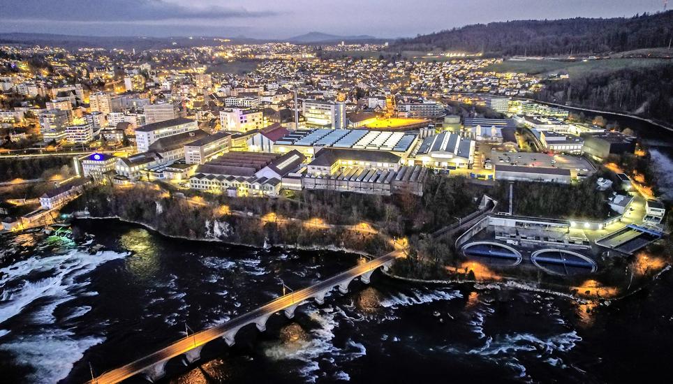 Neuhausen bei Nacht. Die Hälfte der Strassenlampen wird aktuell von der Weihnachtsbeleuchtung ersetzt. Bild: Melanie Duchene