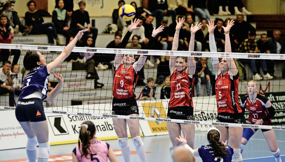 Massive Gegenwehr: Der VC Kanti stellt der 3er-Block mit Isidora Ubavic (9), Katerina Holaskova und Eva Svobodova gegen Alexandra Dascalu. Bild: Reinhard Standke