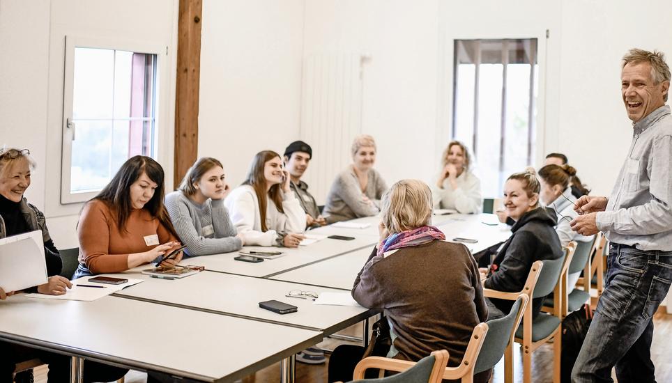Mit viel Freude und auch Neugier für die andere Sprache vermittelt David Rapold (rechts) den Ukrainerinnen und Ukrainern einen ersten Eindruck der deutschen Sprache. Bild: Melanie Duchene