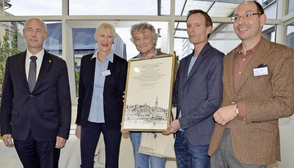 Sehen sich auch heute noch dem Wakkerpreis von 1972 verpflichtet (v. l.): Martin Kessler, Katharina Müller, Ueli Böhni, Stefan Kunz und Stadtarchivar Roman Sigg. Bild: Thomas Martens