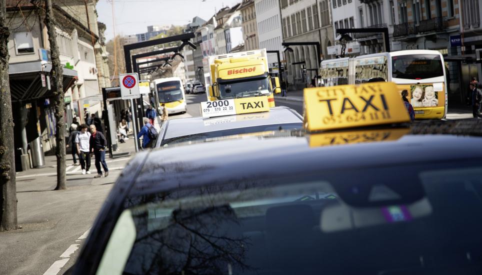 Eine sensorbasierte App zeigt den Taxifahrern, wenn einer der begehrten Standplätze am Bahnhof frei wird. Bild: Roberta Fele