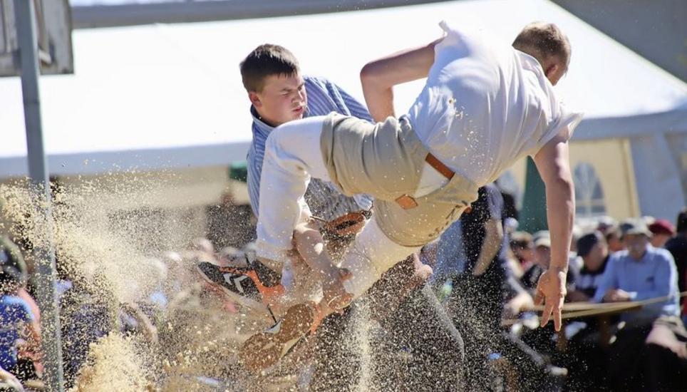 Schwingen spektakulär: Graf Dominik (links) im Kampfe gegen Henz Marc (rechts). Bild: Petra Vollenweider