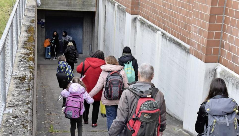 Bei der Ankunft auf der Breite: Ukrainische Flüchtlinge, welche die Zivilschutzunterkunft beziehen. Bild: Andreas Kurz