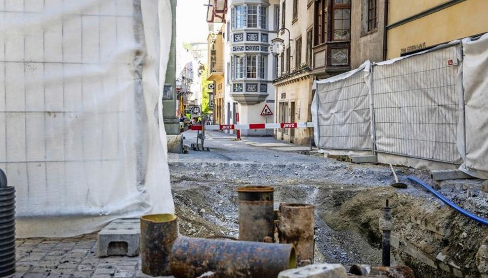 Der Zugang zum Coiffeursalon Klaus an der Stadthausgasse 17 ist erschwert. Die Inhaberin hat schon einige Terminabsagen hinnehmen müssen. Bilder: Roberta Fele