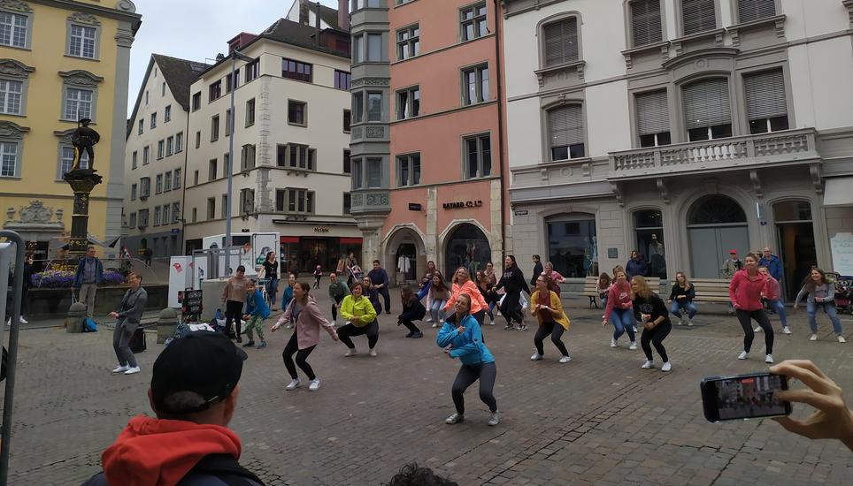 Die 25 jungen Frauen begeisterten mit ihrem Tang auf dem Fronwagplatz. Bild: Radio Munot