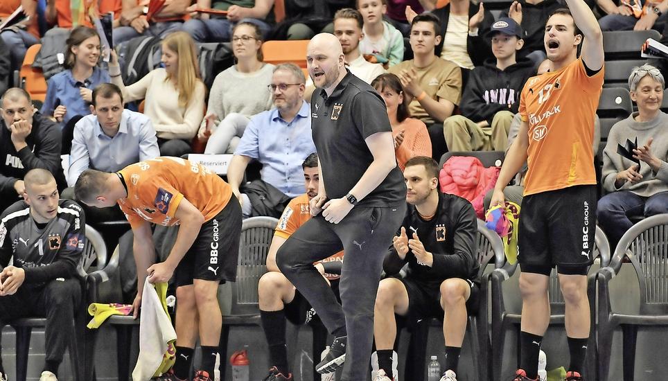 Im schwierigen Rückspiel in Plock braucht es auch grosse Emotionen von der Bank, hier gezeigt von Kadettentrainer Adalsteinn Eyjolfsson (Mitte) und Linkshänder Michael Kusio (ganz rechts). Bild: Michael Kessler