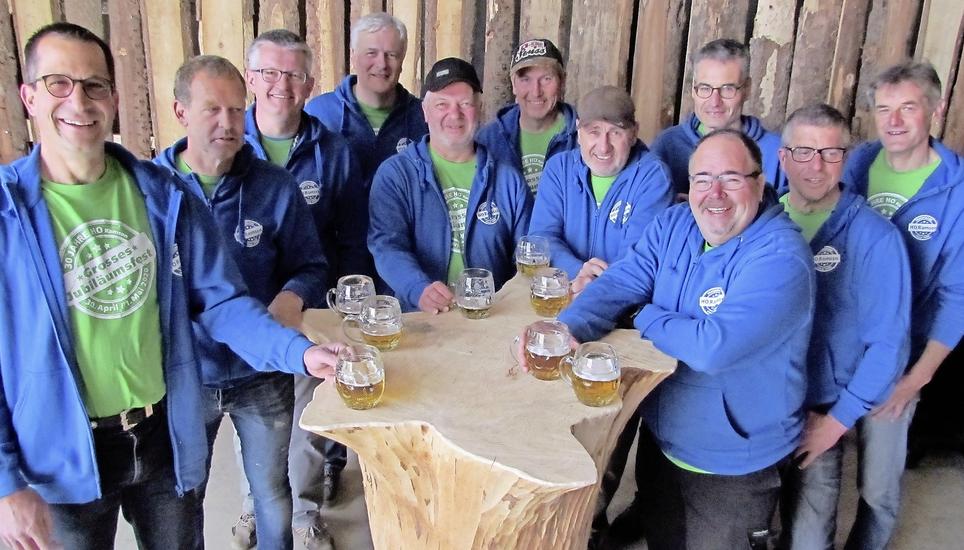 Bier steht bei den HO-Mitgliedern im Mittelpunkt (v. l.): Bruno Gnädinger, Christian Gnädinger, Roman Lutz, Felix Neidhart, Michael Ryser, Daniel Sätteli, Renato Sätteli, René Schmid, Jean-Pierre Voirol, Clemi Würms und Daniel Zimmermann. Bild: Ernst Hunkeler