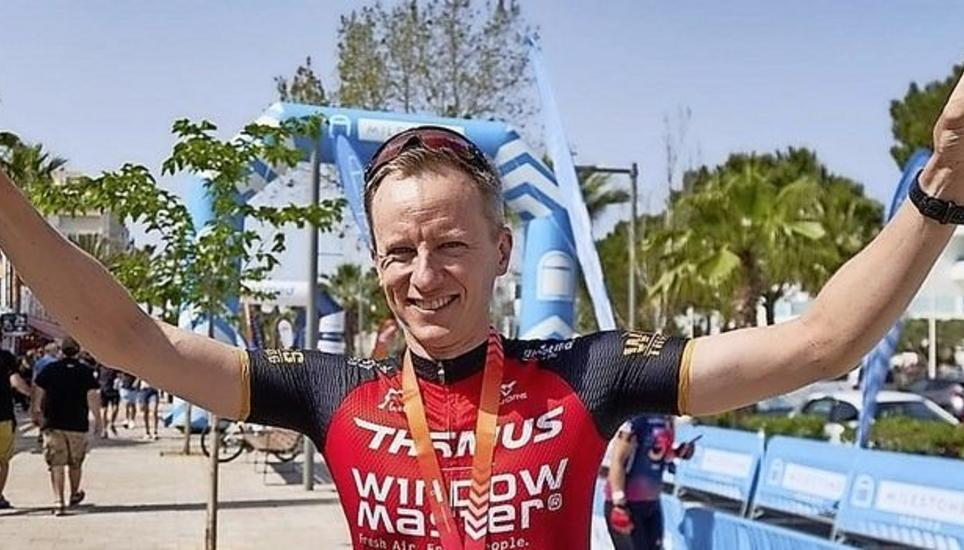 So sehen Sieger aus: Sebastian Fritz jubelt nach dem Sieg auf Mallorca. Bild: zvg