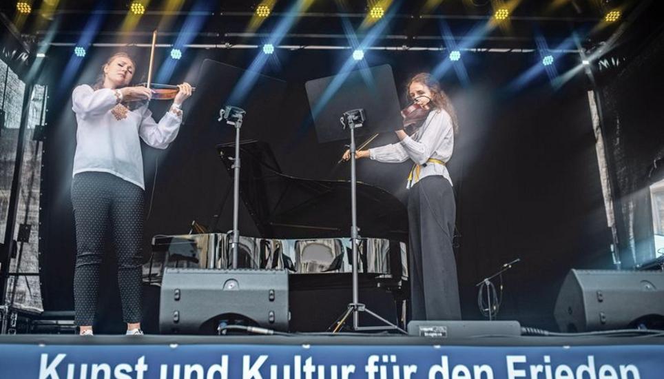 Die Violinistinnen Viktoria Lytvynenko und Anastasia Dziadevych spielten am Benefizkonzert des Lions Clubs auf dem Fronwagplatz in Schaffhausen. Bild: Melanie Duchene
