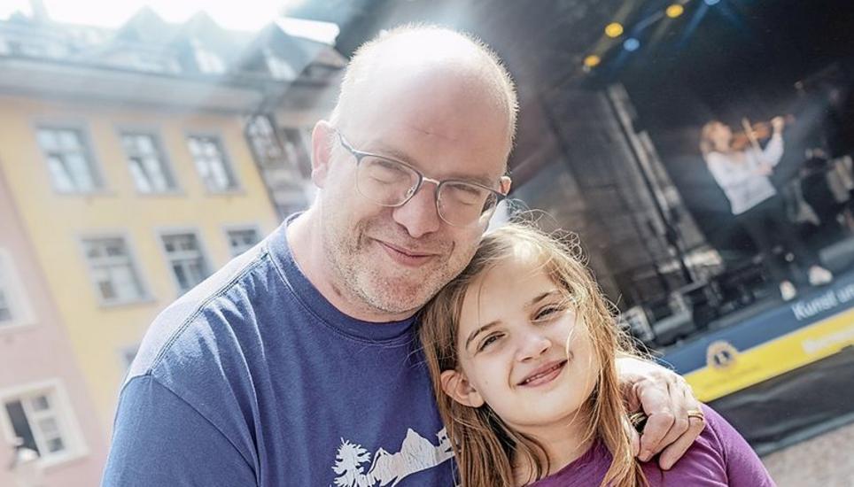 Anjana und Florian Schmid aus Lottstetten sind extra gekommen, um auch als Grenznachbar Solidarität zu zeigen. Bild: Melanie Duchene