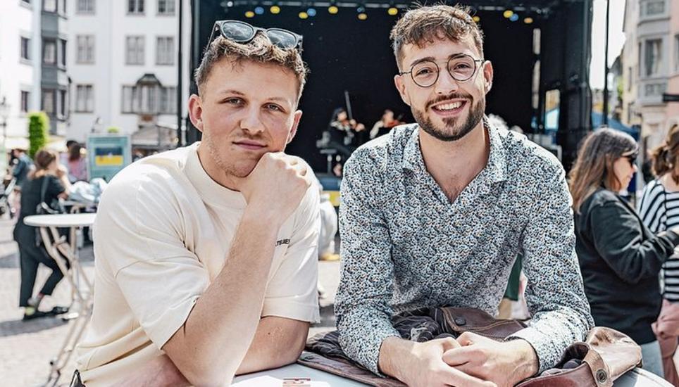 Luca Liviero und Matthias Bührer aus Schaffhausen empfinden es als Privileg, in der Schweiz aufzuwachsen. Bild: Melanie Duchene