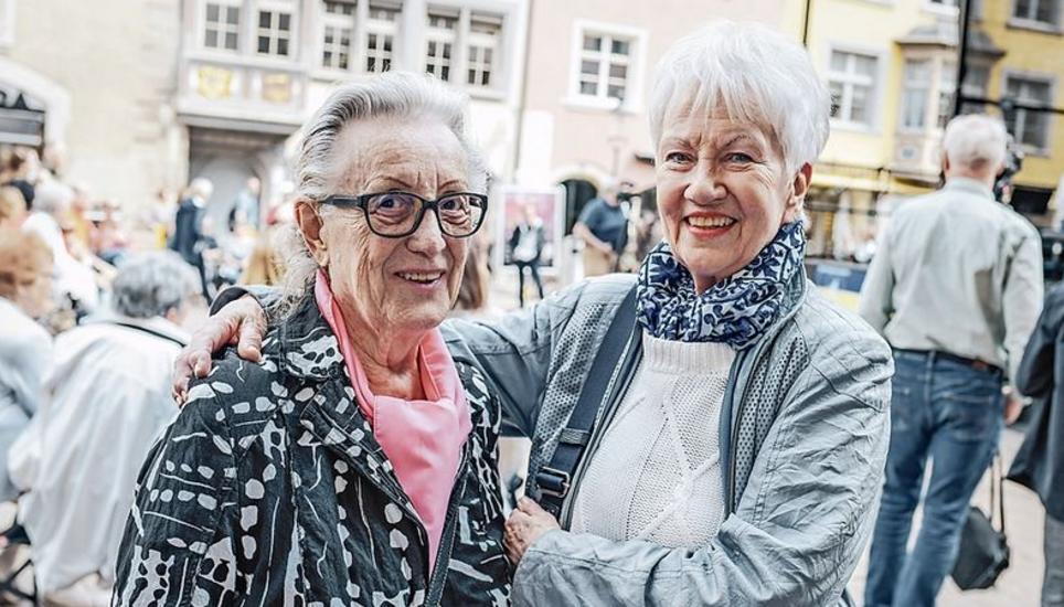 Kari Lövaas und Adèle Lukácsi aus Schaffhausen sind ergriffen. «Musik war vor dem Wort.» Bild: Melanie Duchene