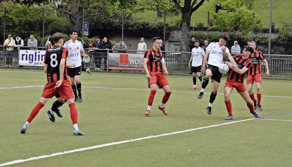 SVS-Spieler Lukas Zwahlen (in Weiss) versucht in Bazenheids Strafraum zum Abschluss zu kommen. Bild: Pascal Oesch