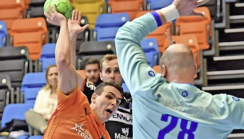 Zwei Protagonisten im Duell: Der Kadetten-Topskorer Samuel Zehnder gegen den GC-Topgoalie Paul Bar. Bild: Michael Kessler