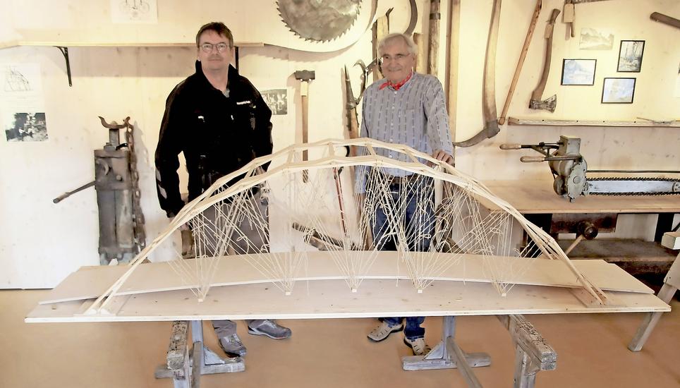 Stolz präsentieren Hansjörg Fehr (links) und Otto Weilenmann das Buchberger Modell einer Da Vinci-Brücke. Bild: Roland Müller