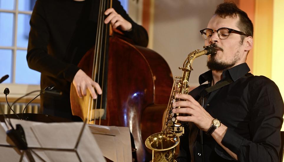 Saxophonist Niculin Janett überzeugt im Rüden. Bild: Selwyn Hoffmann