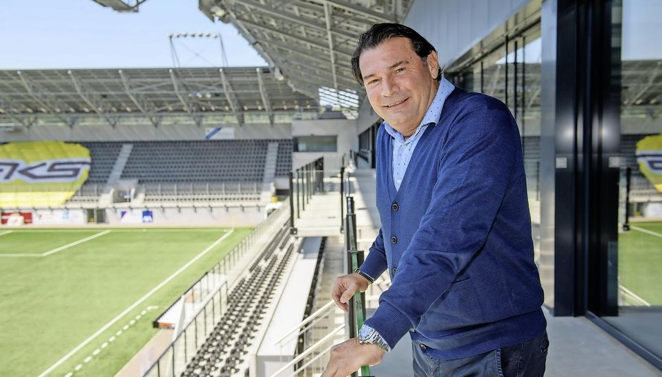 Da kommt Freude auf: FCS-Besitzer Roland Klein blickt mit einem Lächeln ins weite Rund der Wefox-Arena. Zum heutigen Spiel gegen den FC Aarau wird das Stadion erstmals in seiner Geschichte ausverkauft sein. Bild: Michael Kessler