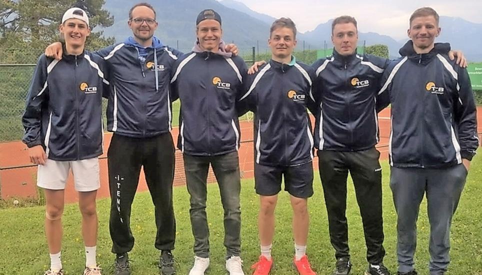 Das NLB-Team 2022 des TC Büsingen (v. l.): Gian Durrer, Tobias Köck (Coach), Maurus Malgiaritta, Oliver Mrose, Johann Willems, Jannis Kahlke (auch noch im Kader: Luca Castelnuovo). Bild: zVg