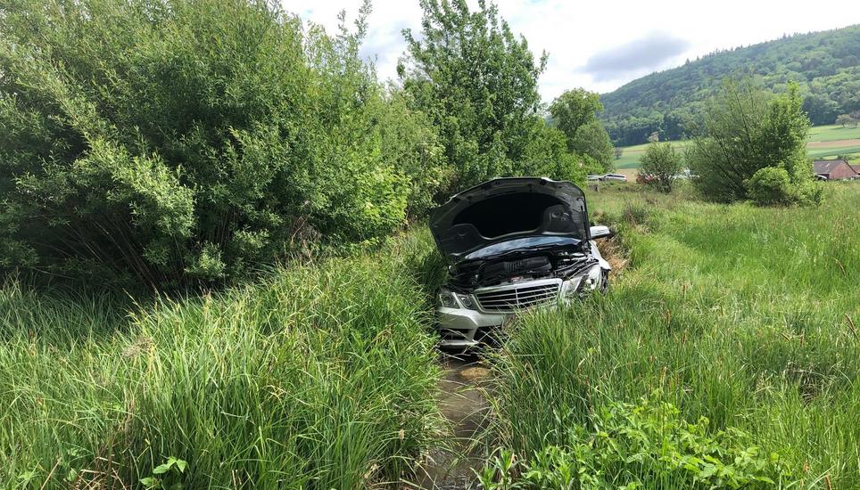 Am Auto entstand Totalschaden. Bild: SHPol
