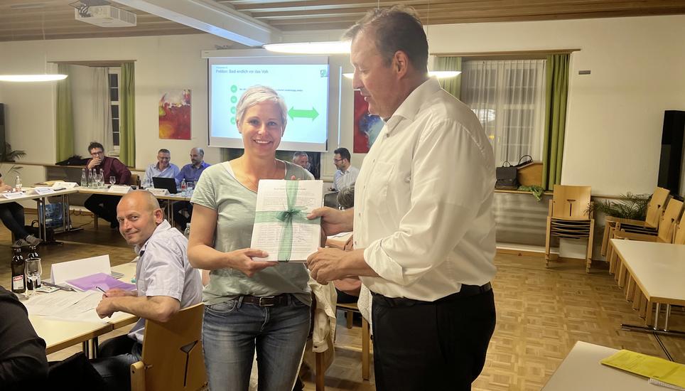 Marcel Fringer übergibt Einwohnerratspräsidentin Karin Kolb die von über 1200 Personen unterzeichnete Badi-Petition. Bild: Tobias Bolli