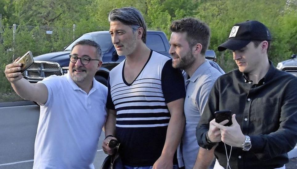 Begehrte Selfies mit dem Nationaltrainer Murat Yakin (Zweiter von links). Bilder: Pascal Oesch