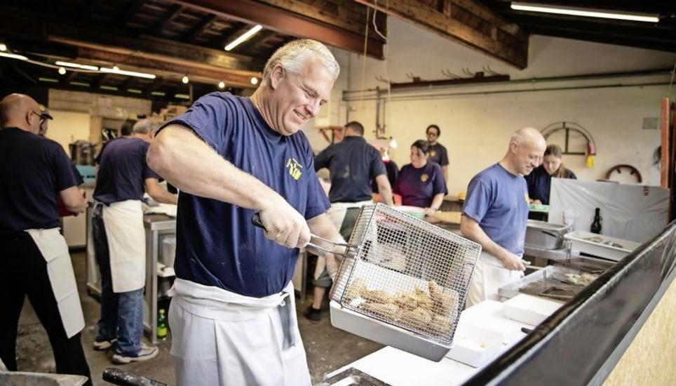 Urs Oertli und sein Team sorgen dafür, dass die Gäste leckere Fischknusperli geniessen dürfen.