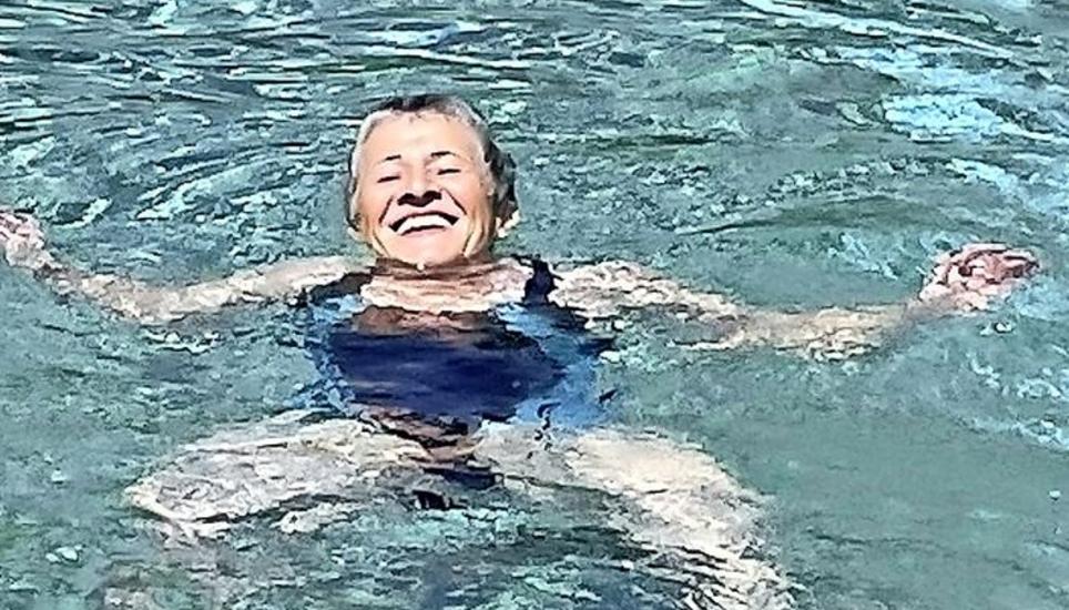 Helga Ritzi zieht im Schwimmerbecken ihre Bahnen. Sie ist glücklich, dass die Badi auch in dieser Saison geöffnet ist. Bilder: Gudrun Trautmann