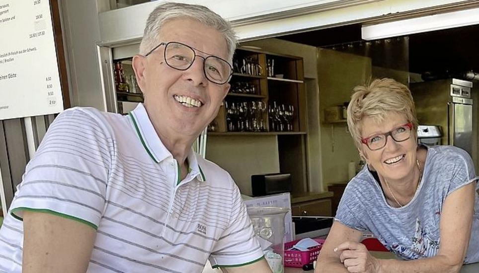 Restaurantpächter Masar Lubqeva und Gabi Taverna verköstigen die Gäste.