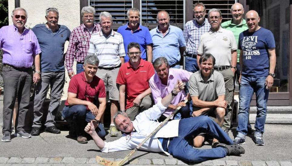 Eine coole Wiedersehensfeier der ehemaligen Interjunioren des EHC Schaffhausen in Dachsen. Bild: Pascal Oesch