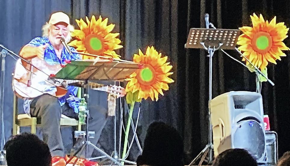 Wie ein Fels im schnelllebigen Comedian-Meer erscheint Peach Weber in Thayngen. Bild: Indrani Das Schmid