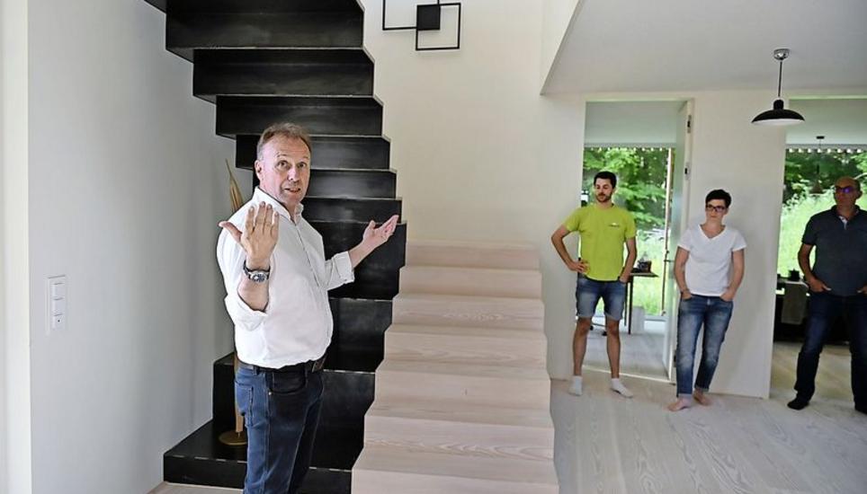 Beat Häberli präsentiert sein lokal realisiertes Einfamilienhaus. Bild: S. Hoffmann
