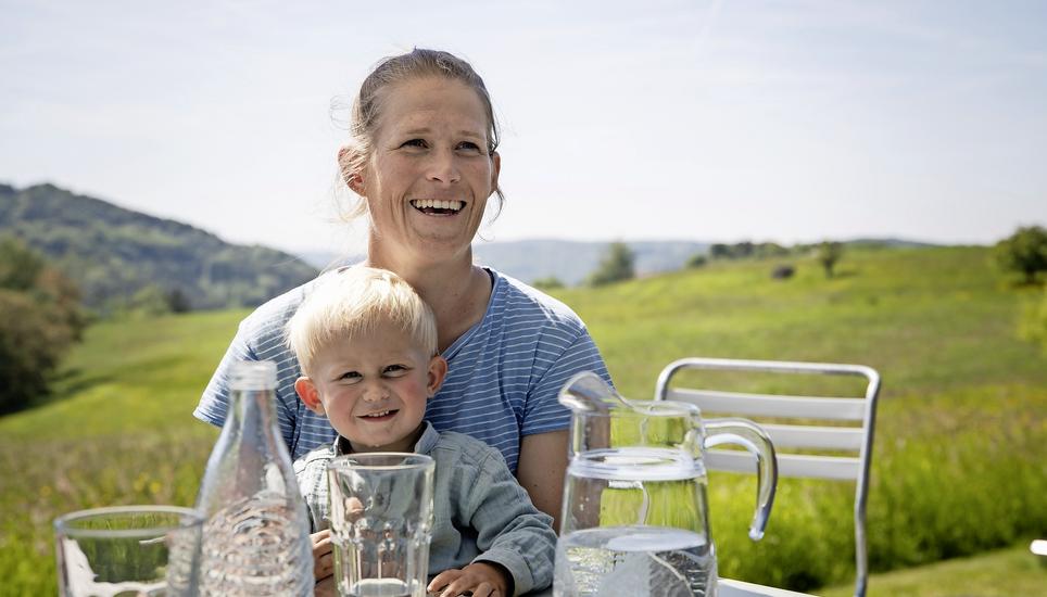 Mit ihrem Partner Paul Wüst und dem gemeinsamen Sohn Iouri lebt die Triathlon-Weltmeisterin in Buchberg. Bild: Roberta Fele