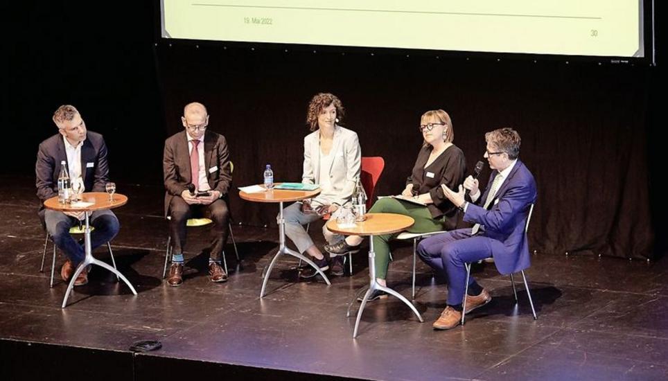 Marcel Salathé, Hannes Germann, Moderatorin Felicie Notter, Chantal Weidmann Yenny und Peppino Giarritta (v. l.) diskutieren die Herausforderungen der digitalen Verwaltung. Bild: zVg
