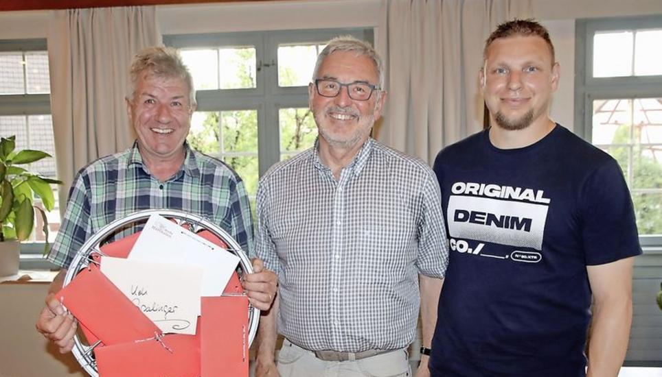 Das scheidende Vorstandsmitglied Ueli Spalinger (links), EGM-Präsident Ruedi Stutz (Mitte) und das neue Vorstandsmitglied Christoph Peter (rechts). Bild: RoMü