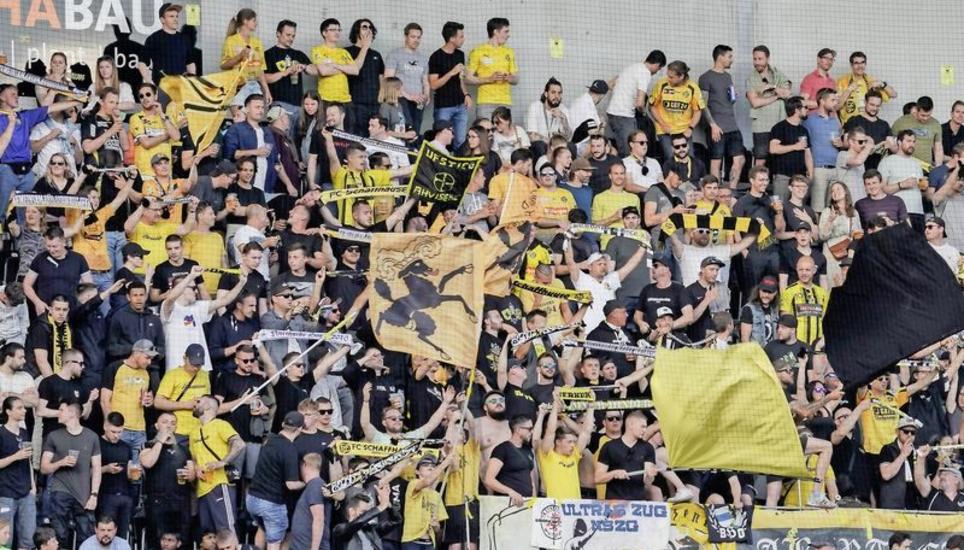 Ein schönes Bild: Die geballte Kraft der Fans des FC Schaffhausen. Erstmals war die Wefox-Arena ausverkauft. Bild: Roger Albrecht