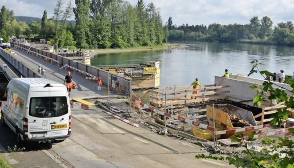 Sorgte bereits zu Beginn für grosses Zuschauerinteresse an beiden Flussufern: die Verschiebung der Rheinbrücke zwischen Flaach (unten) und Rüdlingen. Bild: ajo