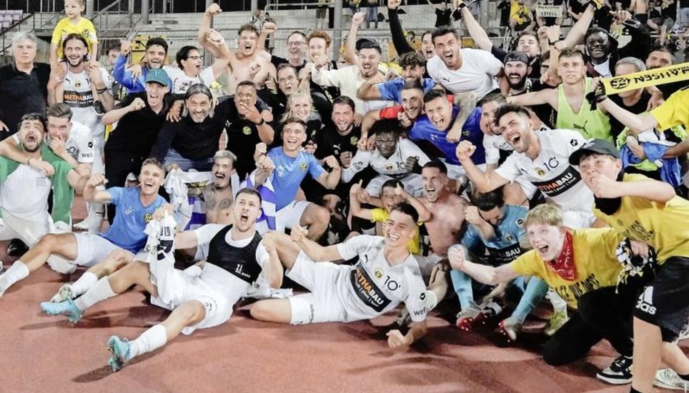 Jubel vor und mit den Fans: Spieler und Staff des FC Schaffhausen freuen sich in Lausanne über das Erreichen des Barragesplatzes.