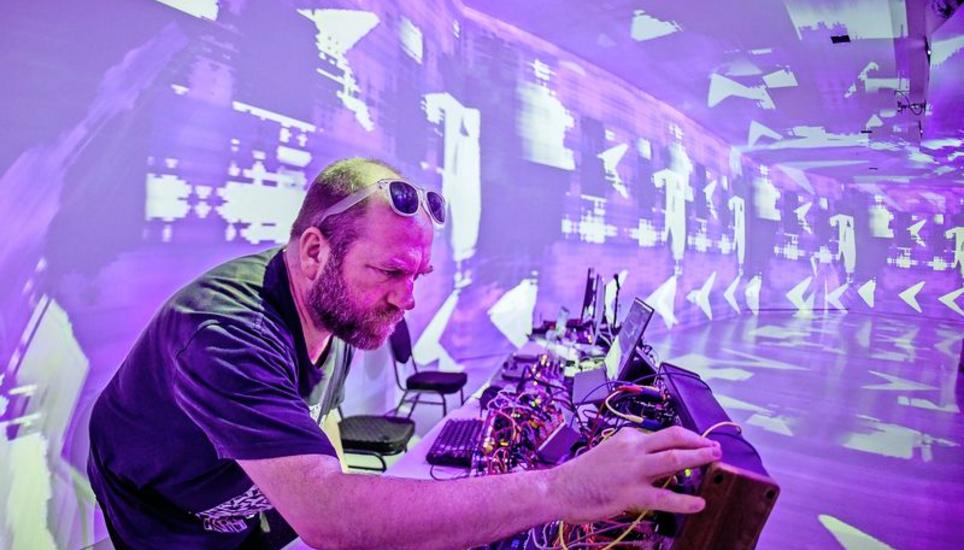 Klub-Feeling durch Gravitationswellen: Leon Trembles verbindet seine Interessen Physik und Kunst. Bild: Melanie Duchene