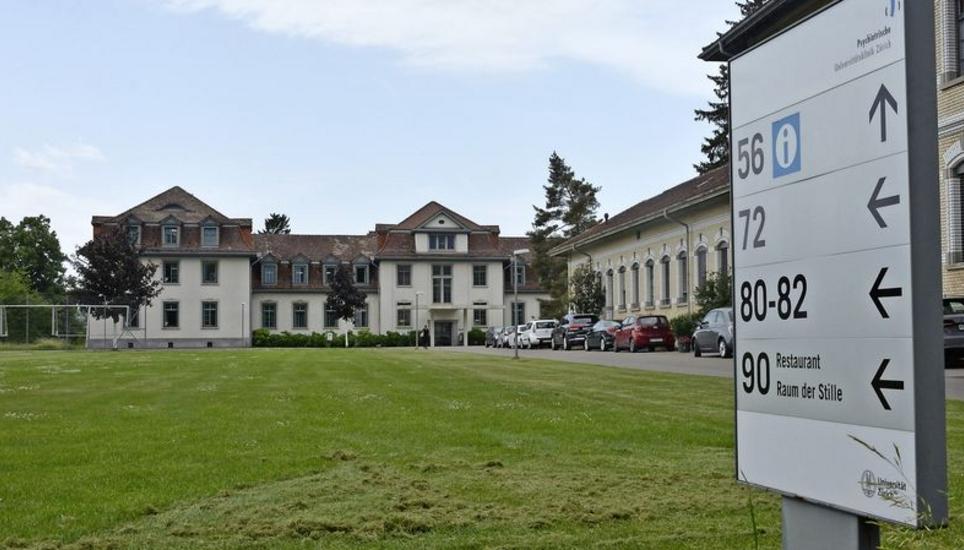 Platzt aus allen Nähten: Das Zentrum für Stationäre Forensische Therapie der PUK Zürich in Rheinau (im Hintergrund die Massnahmenstation). Bild: Alexander Joho