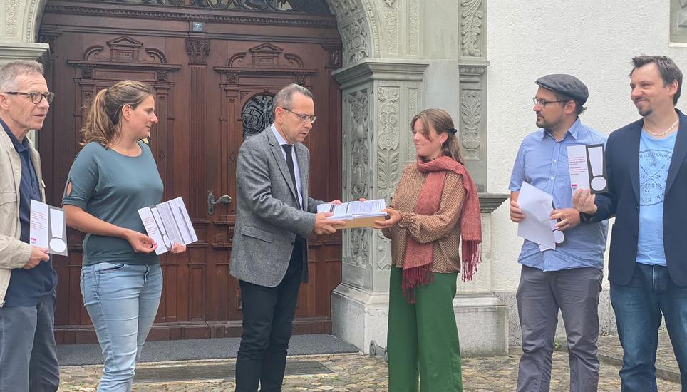 Die Initianten überreichen die Unterschriften. Bild: Radio Munot