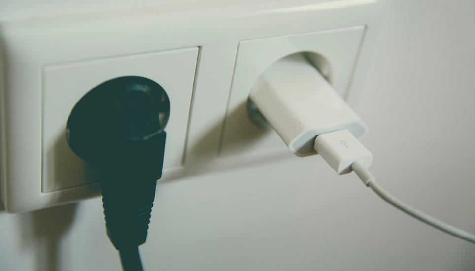Billigladegeräte können Akkus zum Explodieren bringen. Bild: Pexels
