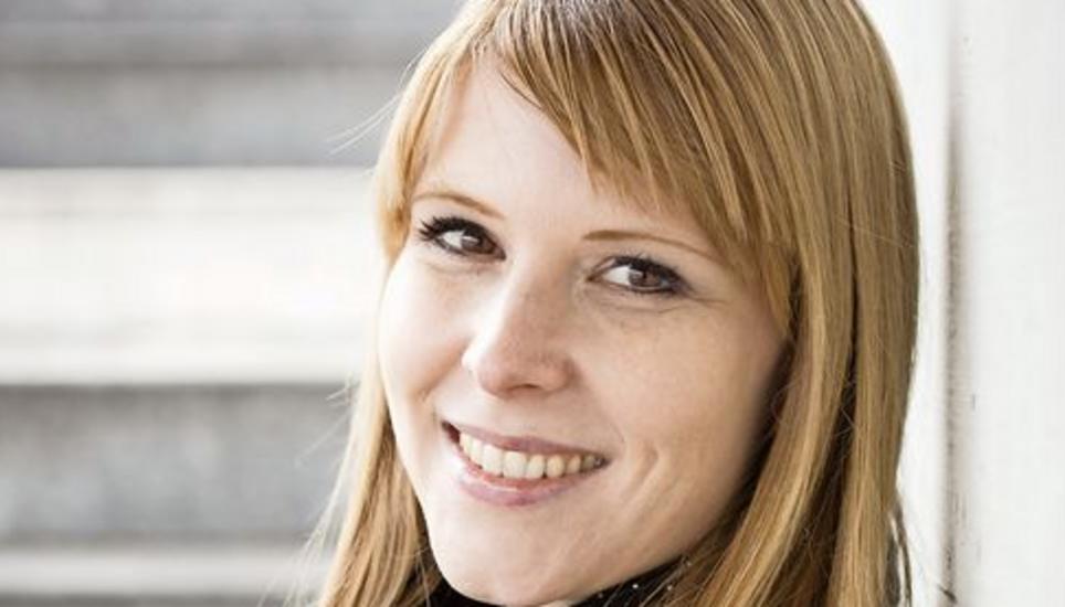 Eveline Hipeli wuchs bereits in Rheinau auf und zog nach ihrem Publizistikstudium in Zürich wieder zurück an den Rhein. Bild: zvg