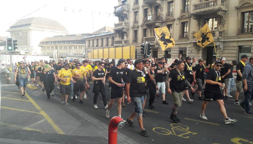 Schaffhauser Fans ziehen durch Lausanne. Auch beim Barrage-Spiel wird es wieder einen Extrazug geben, der die Anhänger des FCS nach Luzern bringt. Bild: zvg