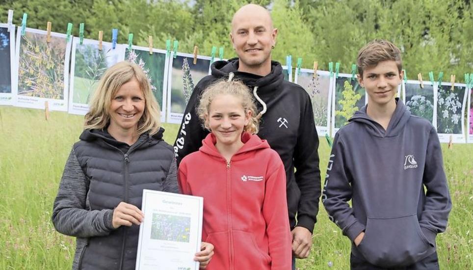 Stolz auf die Auszeichnung: Sabine Venica (links) und ihre Familie. Bild: Romü