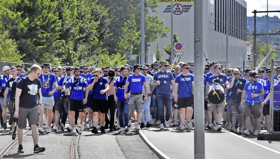 Aufmarsch der Gästefans, rund 2000 Anhänger aus Luzern begleiteten ihr Team nach Schaffhausen. Bilder: Pascal Oesch