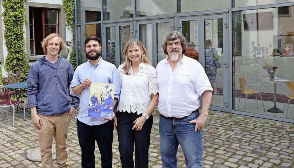 Roger Köppel (Sportamt Stadt Schaffhausen), Mattia Mastroianni (Designer), Désirée Steffenoni (Ferienpass) und Thomas Tröller (FerienStadt) (v.l.) beim Verkaufsstart des Schaffhauser Ferienpasses 2022. Bild: mho