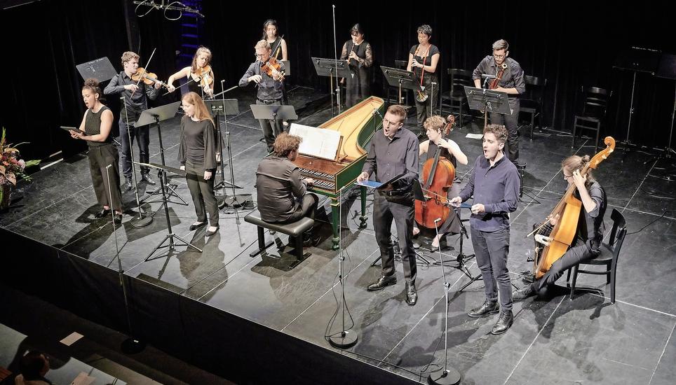 Vor Kurzem Bühne für zeitgenössischen Jazz, jetzt für Barockmusik: Lukas Stamm (am Cembalo) mit Prospero Consort und Solisten am Auffahrtsabend in der Kammgarn Schaffhausen. Bild: Michael Kessler
