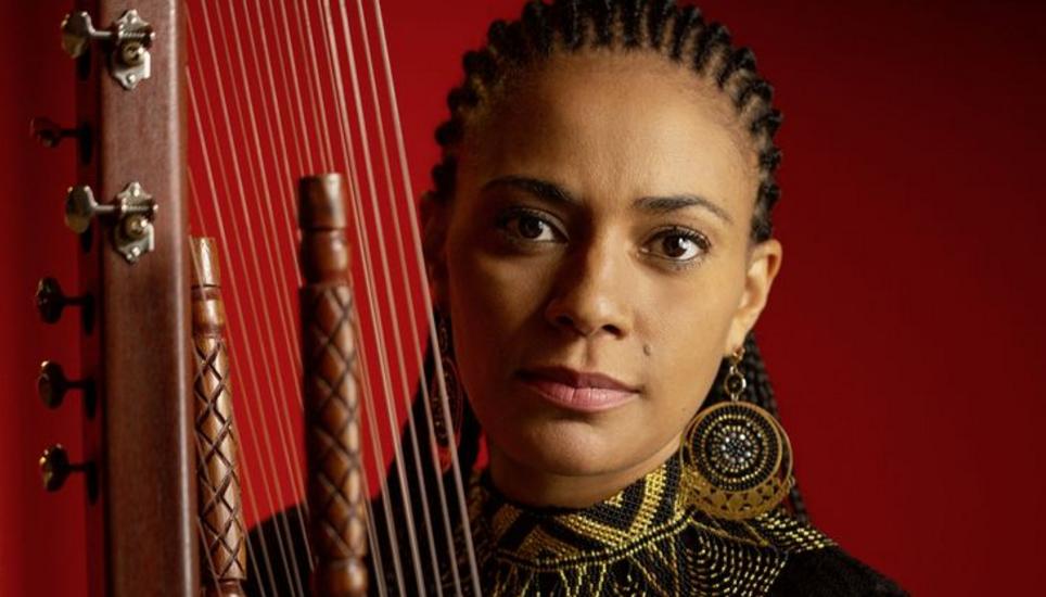 Sona Jobarteh ist die erste weibliche Virtuosin auf dem Harfeninstrument Kora.