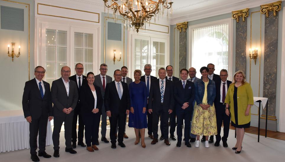 Für Schaffhausen reiste die Regierungspräsidentin Cornelia Stamm Hurter (r.) sowie der Volkswirtschaftsdirektor Dino Tamagni (links hinter Karin Keller-Sutter) an. Bild: zVg